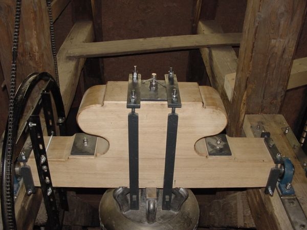 nach der Rekonstruktion neues Glockenjoch, Klöppel, und Antrieb