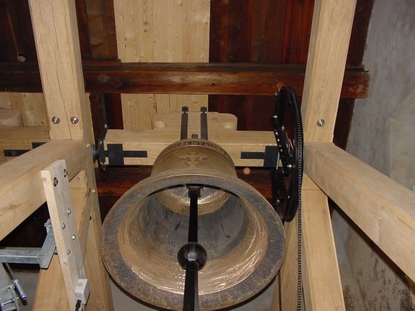 Glockenanlage nach der Rekonstruktion mit neuen Jochen, Klöppel, Lagern und Antrieben in Läuteradtechnik mit Softsteuerung